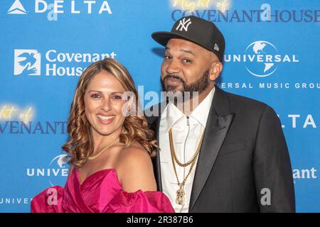 New York, Stati Uniti. 22nd maggio, 2023. Heather Martinez e Joel Martinez, alias The Kid Mero, partecipano al 2023 Night of Covenant House Stars Gala al Jacob K. Javits Convention Center di New York. (Foto di Ron Adar/SOPA Images/Sipa USA) Credit: Sipa USA/Alamy Live News Foto Stock