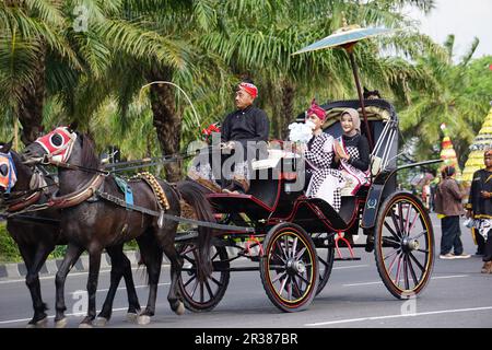 Inu kirana (ambasciatore del turismo di kediri) sulla carrozza trainata da cavalli per celebrare la giornata dell'indipendenza indonesiana a simpang lima gumul kediri Foto Stock