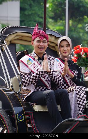 Inu kirana (ambasciatore del turismo di kediri) sulla carrozza trainata da cavalli per celebrare la giornata dell'indipendenza indonesiana a simpang lima gumul kediri Foto Stock