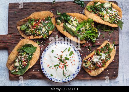 Tacos con spinaci, fave, broccoli e panna acida di soia (vegana, senza glutine) Foto Stock