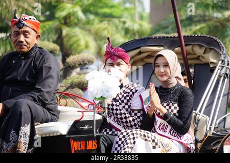 Inu kirana (ambasciatore del turismo di kediri) sulla carrozza trainata da cavalli per celebrare la giornata dell'indipendenza indonesiana a simpang lima gumul kediri Foto Stock