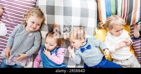 I bambini si trovano sui cuscini Foto Stock