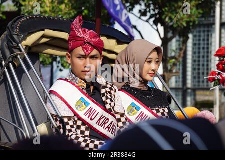 Inu kirana (ambasciatore del turismo di kediri) sulla carrozza trainata da cavalli per celebrare la giornata dell'indipendenza indonesiana a simpang lima gumul kediri Foto Stock