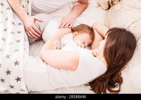 Cosleeping e allattamento al seno Foto Stock