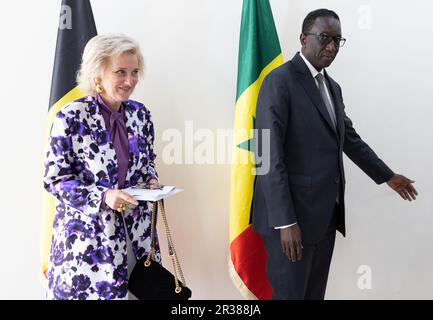 Dakar, Senegal. 22nd maggio, 2023. La principessa Astrid del Belgio e il primo ministro senegalese Amadou Ba hanno illustrato, prima di un incontro ufficiale con il primo ministro, al Petit Palais, il primo giorno di una missione economica nella repubblica del Senegal, a Dakar, in Senegal, lunedì 22 maggio 2023. BELGA PHOTO BENOIT DOPPAGNE Credit: Belga News Agency/Alamy Live News Foto Stock