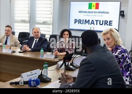 Dakar, Senegal. 22nd maggio, 2023. Nella regione di Bruxelles, il segretario di Stato Pascal Smet, il vice ministro vallone Willy Borsus, il ministro degli Esteri Hadja Lahbib, la principessa belga Astrid e il primo ministro senegalese Amadou Ba, nella foto di un incontro ufficiale con il primo ministro, al Petit Palais, Il primo giorno di una missione economica nella repubblica del Senegal, a Dakar, Senegal, lunedì 22 maggio 2023. BELGA PHOTO BENOIT DOPPAGNE Credit: Belga News Agency/Alamy Live News Foto Stock