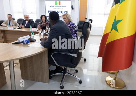 Dakar, Senegal. 22nd maggio, 2023. Nella regione di Bruxelles, il segretario di Stato Pascal Smet, il vice ministro vallone Willy Borsus, il ministro degli Esteri Hadja Lahbib, la principessa belga Astrid e il primo ministro senegalese Amadou Ba, nella foto di un incontro ufficiale con il primo ministro, al Petit Palais, Il primo giorno di una missione economica nella repubblica del Senegal, a Dakar, Senegal, lunedì 22 maggio 2023. BELGA PHOTO BENOIT DOPPAGNE Credit: Belga News Agency/Alamy Live News Foto Stock