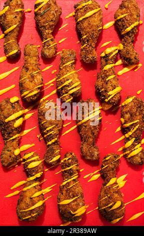 Cosce di pollo fritte croccanti con senape Foto Stock