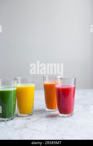 Vari succhi freschi spremiti a freddo (succo verde, succo di mela e limone, succo di carota, succo di anguria) Foto Stock