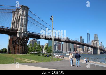 New York, Stati Uniti. 17th maggio, 2023. Ponte di Brooklyn di New York. Il Ponte di Brooklyn è uno dei luoghi di interesse più famosi di New York e attrae milioni di turisti ogni anno. Ora il ponte ha 140 anni - grazie in parte all'ingegneria tedesca. (To dpa 'German-American building: New York's Brooklyn Bridge turns 140') Credit: Christina Horsten/dpa/Alamy Live News Foto Stock