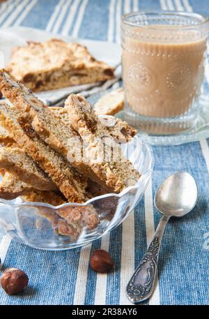 Biscotti con fichi e noci serviti con caffè Foto Stock