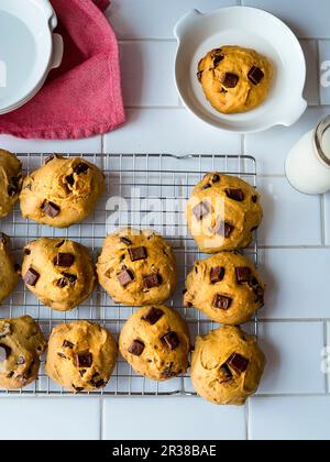 Biscotti chunk al cioccolato alla zucca che si raffreddano su una griglia Foto Stock