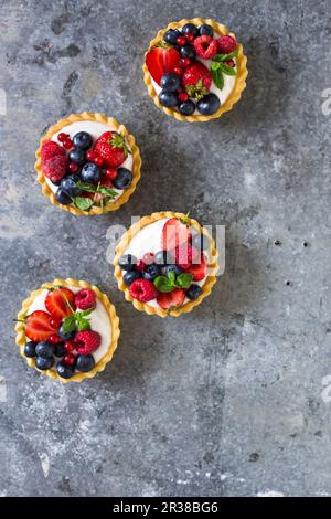 Crostate di frutti di bosco miste con crema alla vaniglia Foto Stock