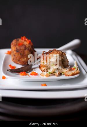 Piccole torte di granchio, parzialmente mangiate Foto Stock