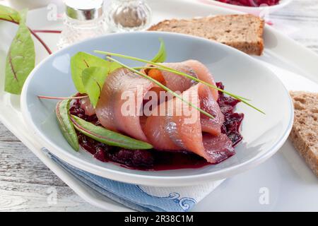 Filetti di aringa marinati con barbabietola Foto Stock