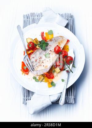 Filetto di pesce persico con verdure Foto Stock