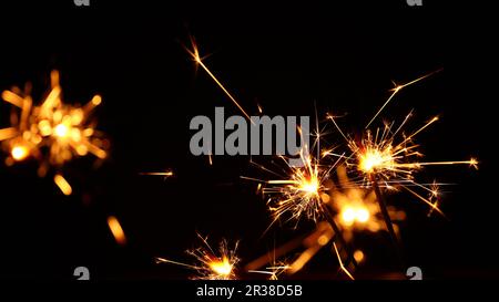 In prossimità di alcuni fuochi d' artificio botti su nero Foto Stock