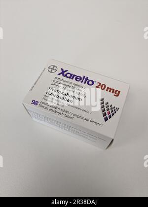 Praga, Repubblica Ceca - 5 maggio 2024:scatola XARELTO di BAYER con principio attivo RIVAROXABAN, utilizzato per la prevenzione e il trattamento dei coaguli di sangue Foto Stock