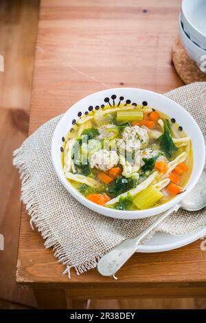 Zuppa con polpette di pollo, verdure e pasta Foto Stock