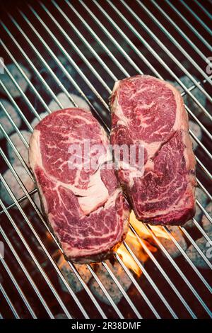 Bistecche di ribeye crude alla griglia Foto Stock