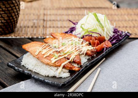 Teriyaki di salmone alla griglia servito con riso semplice, sottaceti e insalata (Giappone) Foto Stock