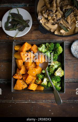 Zucca arrosto e broccoli Foto Stock