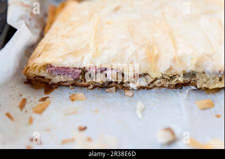 Torta di pasta filo con funghi selvatici, salsiccia e cheddar Foto Stock