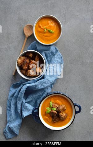 Zuppa di curry di zucca con pollo in spezie Foto Stock