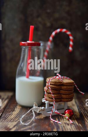 Pani di zenzero di Natale con una bottiglia di latte Foto Stock