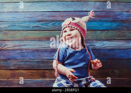 Sorridente bambino in maglia carino gufo hat Foto Stock