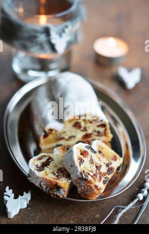 Stollen di Natale, a fette, su un vassoio piccolo Foto Stock