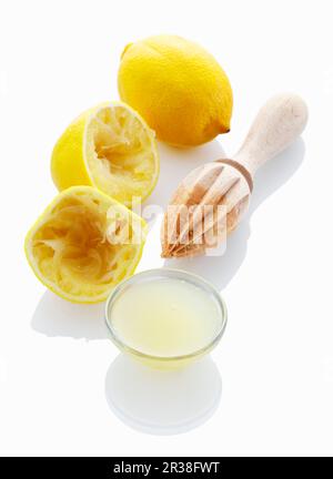 Succo di limone e limone spremuto Foto Stock