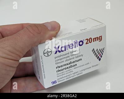 Praga, Repubblica Ceca - 5 maggio 2024:scatola XARELTO di BAYER con principio attivo RIVAROXABAN, utilizzato per la prevenzione e il trattamento dei coaguli di sangue Foto Stock