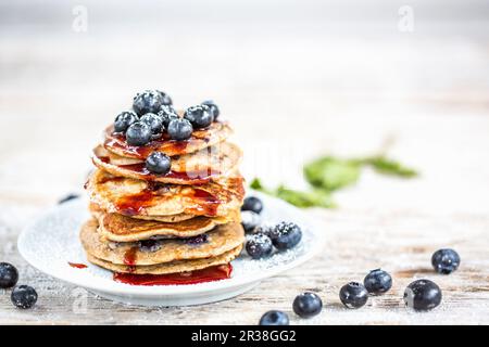 Mirtillo pancake con mirtilli e sciroppo d'acero Foto Stock