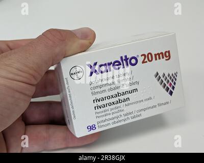 Praga, Repubblica Ceca - 5 maggio 2024:scatola XARELTO di BAYER con principio attivo RIVAROXABAN, utilizzato per la prevenzione e il trattamento dei coaguli di sangue Foto Stock