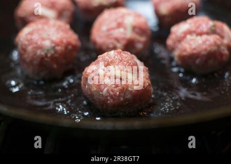 Polpette crude fritte in padella Foto Stock