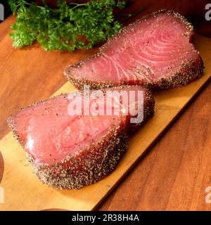 Due bistecche di tonno con rivestimento al pepe nero Foto Stock