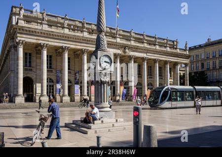 FRANCIA. GIRONDE (33). BORDEAUX. IL PASSAGGIO DEL TRAM DI FRONTE AL GRAND THEATER (ARCHITETTO: VICTOR LOUIS) È CLASSIFICATO COME MONUMENTO STORICO Foto Stock