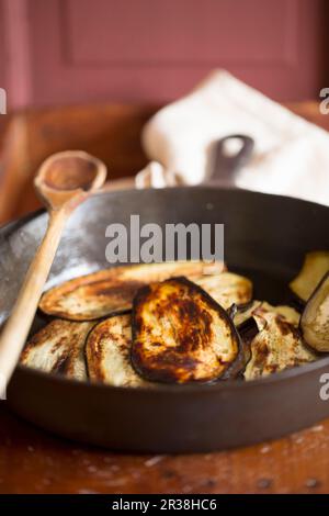 Fettine di melanzane fritte nell'olio Foto Stock