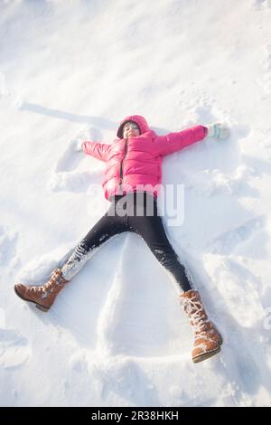 Ragazza fa di angelo di neve Foto Stock