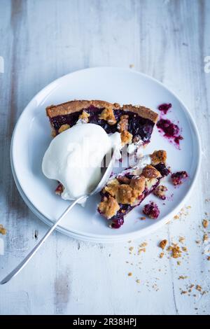 Crostata di mirtillo con farina d'avena croccante e crema Foto Stock