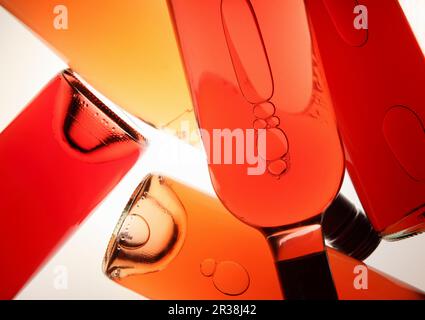 Varie bottiglie di vino rosso e vino rosato (vista dall'alto) Foto Stock