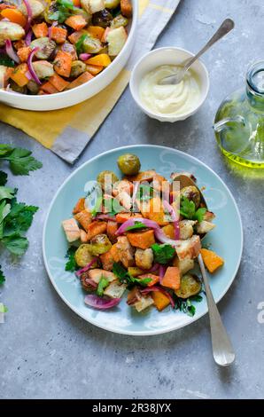 Insalata di zucca arrosto, patate dolci e germogli di bruxelles con crostini Foto Stock