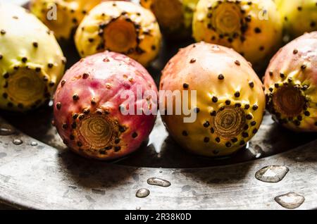 Pere Prickly su piatto di metallo (fichi indiani) Foto Stock