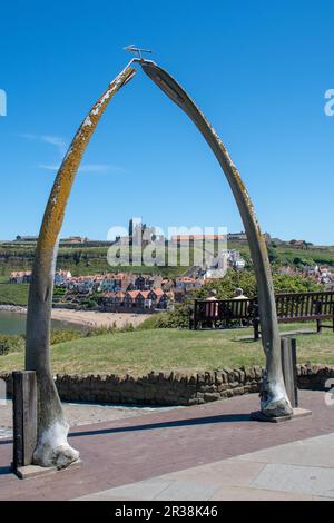 Guardando attraverso i whalebones all'abbazia di Whitby Foto Stock