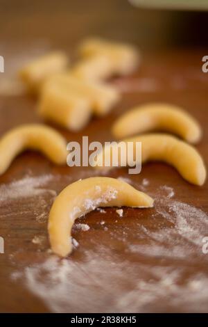 Biscotti alla mezzaluna alla vaniglia non cotti Foto Stock