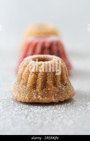 Mini torte Bundt con mele al forno, mandorle e torrone Foto Stock