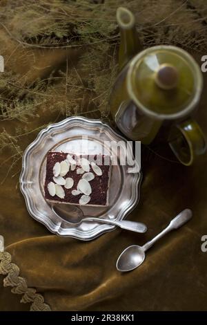 Una fetta di crema di mandorle su un piatto di peltro Foto Stock