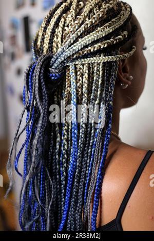 Molte trecce sottili sulla testa di una ragazza di stile africano, pigtail Foto Stock