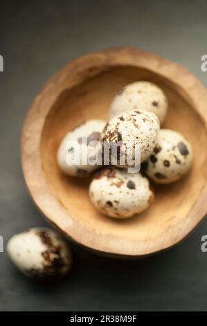 Uova di quaglia in una ciotola di legno Foto Stock